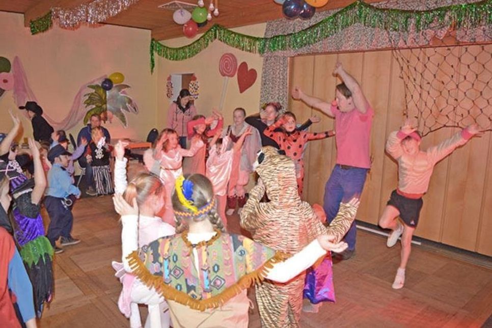 Beim Grebiner Kinderfasching sorgt DJ Thorben Krüger wieder für Stimmung und eine volle Tanzfläche.