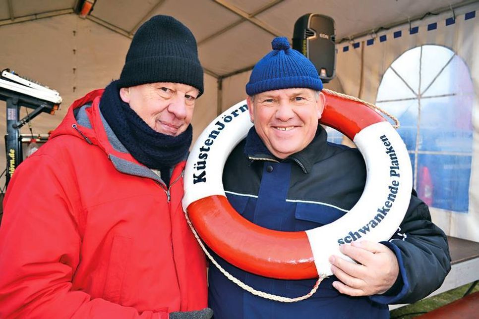 Ein gut eingespieltes Team: Veranstalter Manfred Franz (li.) und Entertainer Jörn Langbehn haben auch den beliebten Hafen-Markt in Niendorf organisiert. (Foto: RK)