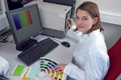 Die Tätigkeit als Lacklaborant ist abwechslungsreich, modern und zukunftsorientiert. Foto: Deutsches Lackinstitut/akz-o.