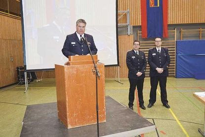 Kreiswehrführer Thorsten Plath (l.) gab am Ende der Versammlung bekannt, auf eine weitere Amtszeit in zwei Jahren verzichten zu wollen. Vor dieser Ansage hieß er noch die beiden neuen Beisitzer Dennis Puls (r.) und Jan Klein im Vorstand willkommen und nahm Ehrungen und Beförderungen vor.
