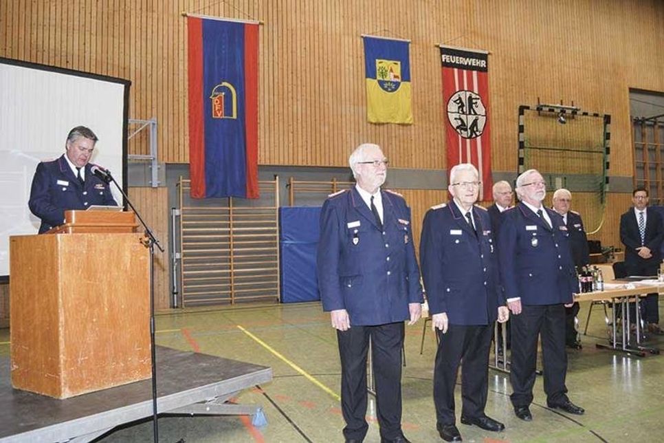 Peter Kühl (v.l.), Reinhold Mang und Heinrich Klöpper wurden zu Ehrenmitgliedern des Kreisfeuerwehrverbandes ernannt. Im Hintergrund Ratekaus Bürgermeister Thomas Keller (v.r.), Kreisbrandmeister Gerd Riemann (Landesfeuerwehrverband) und Landrat Reinhard Sager.