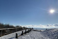 Glasklare Luft und nahezu einsame Strände - so schön kann die Ostsee im Winter sein.