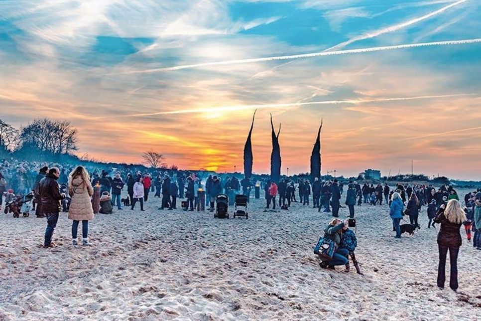 Bereits vor dem Entzünden der Riesenfackeln herrscht alljährlich eine schöne Atmosphäre am Strand.