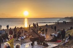 Bereits zum fünften Mal findet das „Sunrise Feeling“ am Niendorfer Freistrand statt.