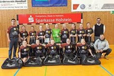Olli Dittmer (re.) vom Kinocenter Neustadt vor dem Kremper Tor überreichte jeder Spielerin der wD1 der HSG Ostsee eine neue Sporttasche. Die Freude der Handballerinnen ist riesengroß und damit die Taschen nicht verwechselt werden, ist auf jeder Tasche der Name der Spielerin aufgedruckt.