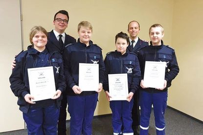 Ehrungen für die Schleswig-Holsteinische Jugendflamme Stufe 1: Revena-Maria Meyer, Justin Lukas Riß, Jonas Leon Stark und Lucas Schütt, hintere Reihe: Kevin Ackermann und Tim Neumann.