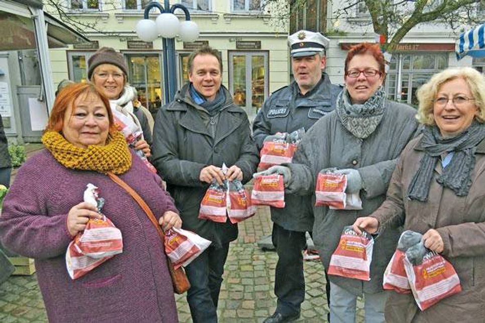 Sie verteilten Brötchen und Infos gegen Gewalt an Frauen (v.l.):  Christa Feigl (Frauenhaus Eutin), Gudrun Dietrich (Gleichstellungsbeauftragte), Bürgermeister Carsten Behnk, Polizeioberkommissar Ralf Hoffschildt,  Gabriele Pfingsten (Frauennotruf), Annegret Schmidt (Bäckerei Klausberger).