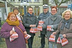 Sie verteilten Brötchen und Infos gegen Gewalt an Frauen (v.l.):  Christa Feigl (Frauenhaus Eutin), Gudrun Dietrich (Gleichstellungsbeauftragte), Bürgermeister Carsten Behnk, Polizeioberkommissar Ralf Hoffschildt,  Gabriele Pfingsten (Frauennotruf), Annegret Schmidt (Bäckerei Klausberger).