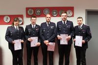 Hauptfeuerwehrmänner und -frauen 2 und 3 Sterne.