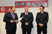 Brandschutzabzeichen in Silber für Matthias Fiehn und Niko Oosting (re.).