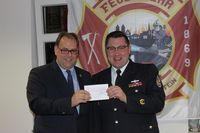 Gemeindewehrführer Alexander Wengelewski nahm einen Scheck der Stadt von Bürgermeister Mirko Spieckermann entgegen.