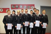 Die frischgebackenen Oberfeuerwehrmänner/-frauen.