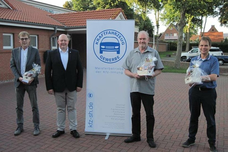 Obermeister Bigga bedankte sich bei den ausgeschiedenen Ehreamtsträgern: Stefan Balzereit, Björn Bigga, Rainer Steffen, Stefan Dröse (v. lks.).