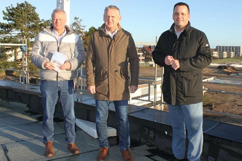 Dünenpark-Koordinator Dirk Weber-Klüver, Tourismuschef Manfred Wohnrade und Bürgermeister Mark Burmeister (v. lks.) freuen sich auf den neuen Hotspot in erster Strandreihe.