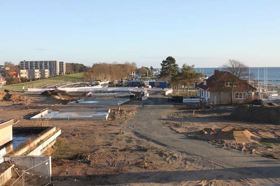 Blick von oben auf das Gelände, wo nun die Gewerbeeinheiten entstehen. Rechts wird der Beach Club gebaut, mittig soll die neue Promenade verlaufen.