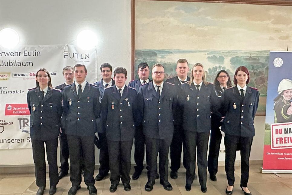 Vanessa Hantel, Raphael- Ben Dittmer, René- Pascal Hessel, Tobias Marc Hertkorn, Ole Hammann, Maurice- Alexander Lafrentz, Linus Gast, Finn Christophersen, Franziska Böhmke, Heike Ufer und Jessica Ute Marquardt stellten sich fürs Gruppenfoto von Neuaufnahmen und Beförderten auf.