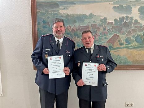 Klaus-Peter Lundius und Toni Waschow (re.) wurden für langjährige Mitgliedschaft geehrt.