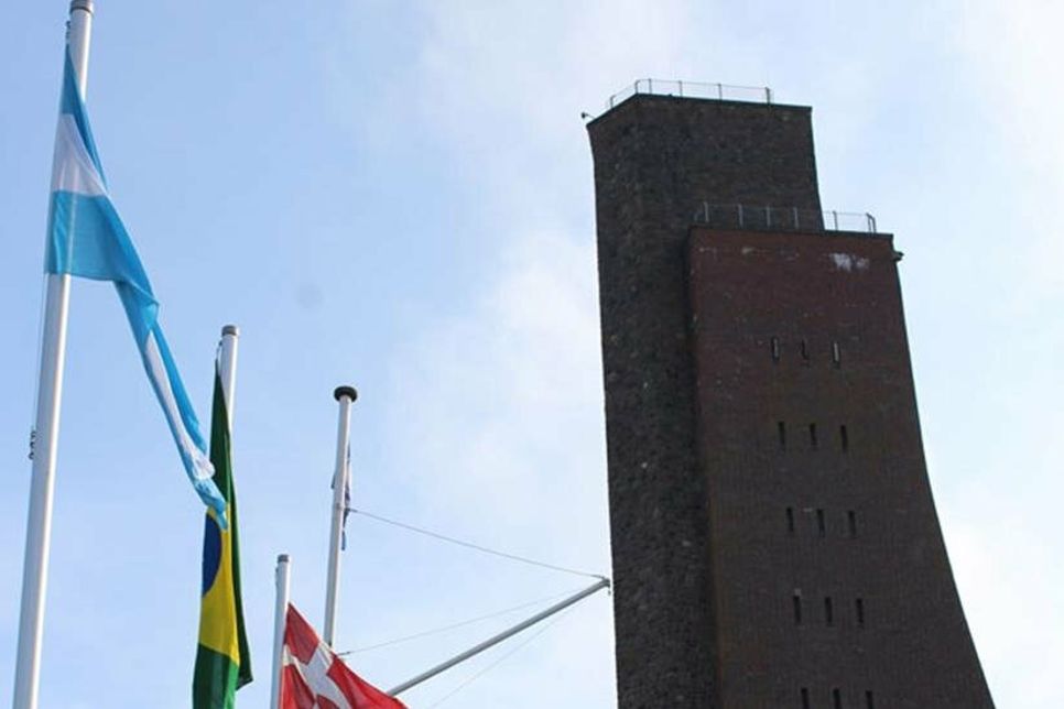 Wie jedes Jahr werden zur internationalen Kranzniederlegung am ersten Montag der Kieler Woche Länderflaggen aus aller Welt am Marine-Ehrenmal gehisst.