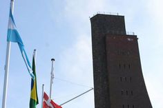 Wie jedes Jahr werden zur internationalen Kranzniederlegung am ersten Montag der Kieler Woche Länderflaggen aus aller Welt am Marine-Ehrenmal gehisst.