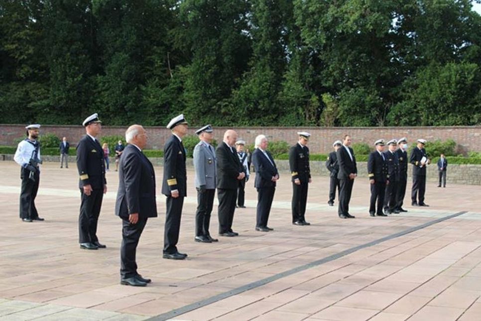 Die Teilnehmer der internationalen Kran niederlegung während der Andacht der Militärdekane.