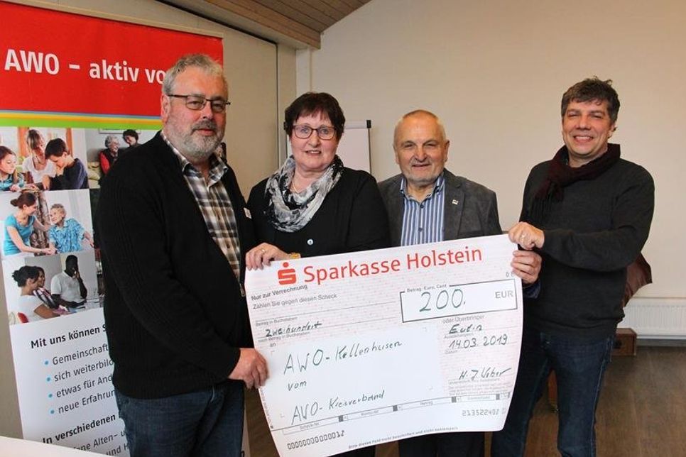 Preisgeld für den stärksten Mitgliederzuwachs im Kreis: Rainer Langbehn (lks.) vom AWO-Kreisverband und Michael Brehm vom Landesverband (re.) überreichten den symbolischen Scheck an die 2. Vorsitzende Margitta Bruhn und den 1. Vorsitzenden Klaus Eckstein vom Ortsverband Kellenhusen.