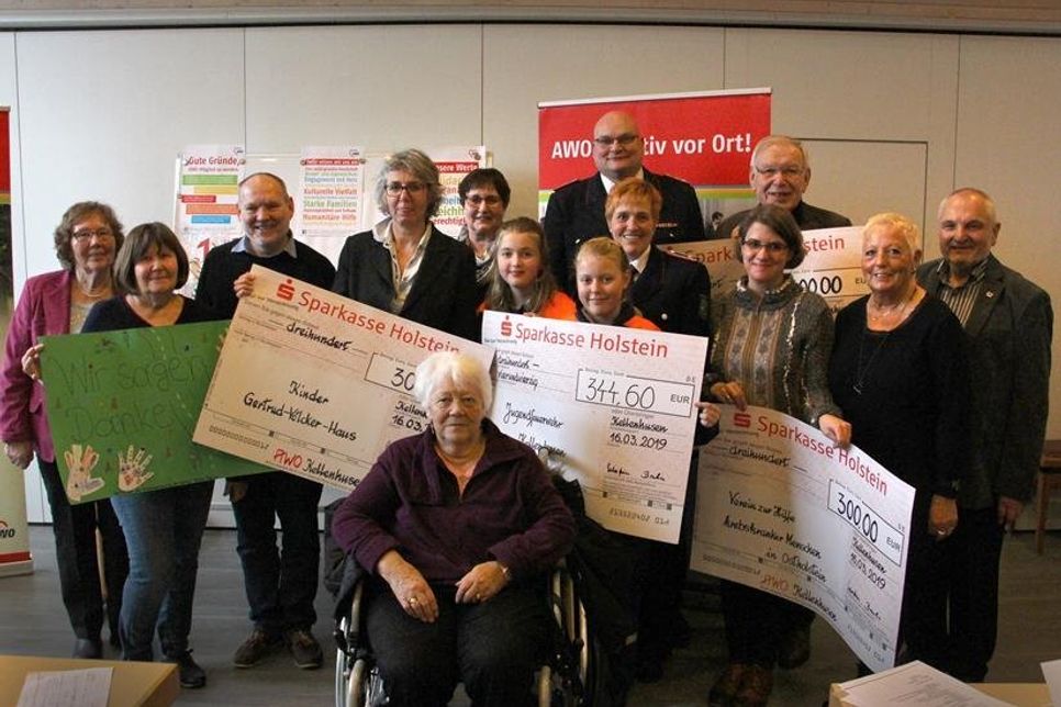Lob, Dank und viel Wertschätzung unter anderem durch die Scheckübergaben: Gisela Janert (Schriftführerin AWO), Heidi Bandura (Beisitzerin), Heinrich Mau (Kassenwart), Gabriele Bossmann (Gertrud-Völcker-Haus), Waltraud Steen (vorne, Beisitzerin AWO) Margitta Bruhn (2. Vorsitzende), Lilly-Malina und Lilli Marie von der Jugendfeuerwehr Kellenhusen, Gemeindewehrführer Hans-Werner Landschoof, Jugendwartin Susanne Bernicke, Dr. Nicola Pfeil (Verein zur Hilfe Krebskranker in Ostholstein), Jürgen Zühlke (Die Muschel), Eike Eckstein (Beisitzerin AWO) und der 1. Vorsitzende Klaus Eckstein (v. lks.).