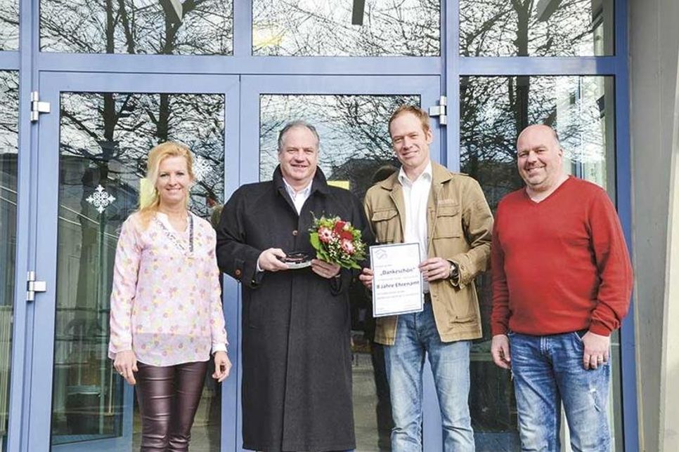 Kassenwartin Tanja Glasmachers (von links), Dr. Stefan Sellschopp, 1. Vorsitzender Matthias Holzum und Schulleiter Stephan Wiese.