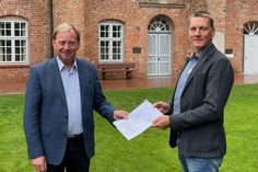 Dirk Thiemann (Stiftung Schleswig-Holsteinische Landesmuseen) mit Ingo Gädechens (lks.).