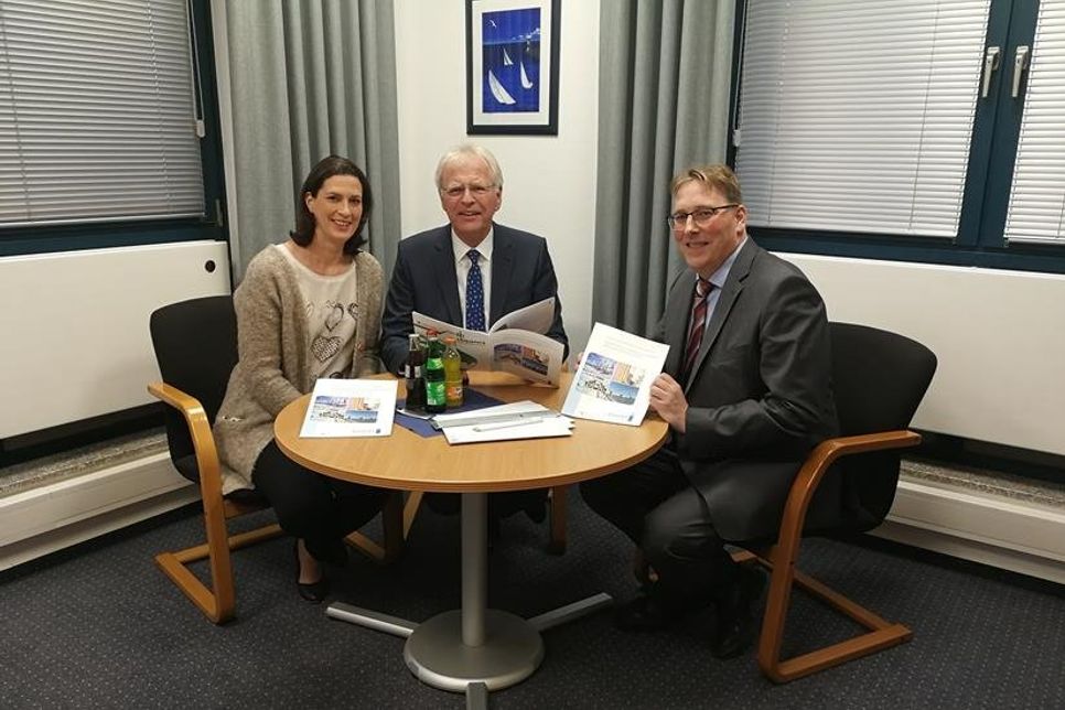Sandra Belka (Leiterin Tourismus und Öffentlichkeitsarbeit der EGOH), Reinhard Sager (Landrat des Kreises Ostholstein) und Jens Meyer (Geschäftsführer der EGOH) (v. lks.) präsentieren die neue Infobroschüre zum Wirtschaftsstandort Ostholstein.