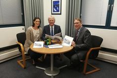 Sandra Belka (Leiterin Tourismus und Öffentlichkeitsarbeit der EGOH), Reinhard Sager (Landrat des Kreises Ostholstein) und Jens Meyer (Geschäftsführer der EGOH) (v. lks.) präsentieren die neue Infobroschüre zum Wirtschaftsstandort Ostholstein.