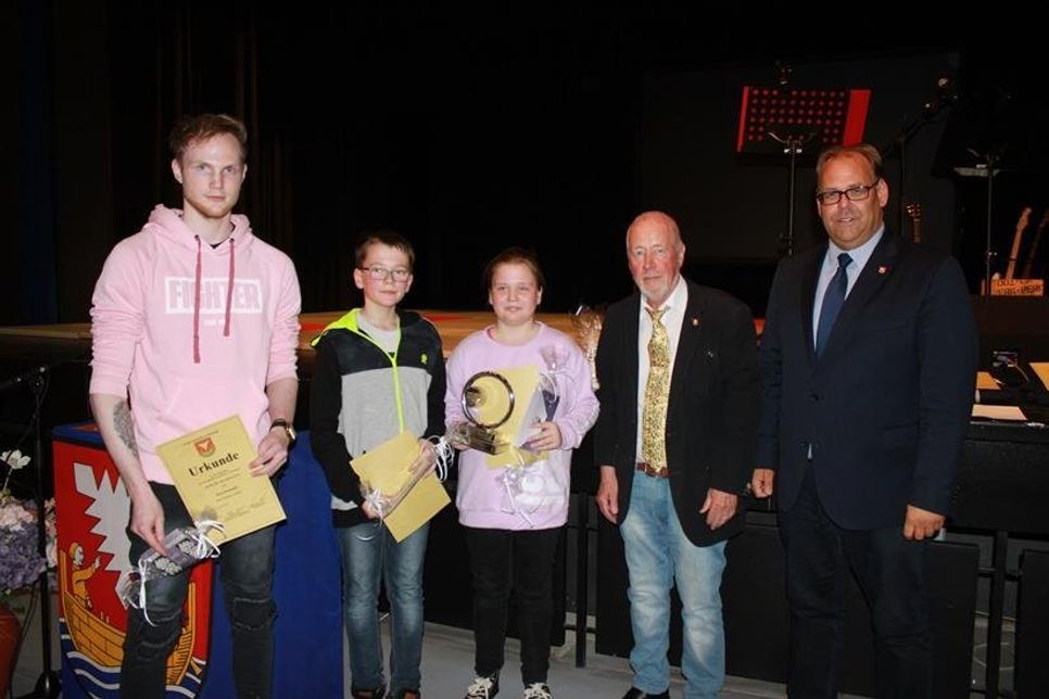 Die drei Sportler des Jahres: Aaron und Amelie Mootz (Mi.) mit ihrem Trainer Rico Schendel (lks.) aus der Sportkarate-Sparte des TSV Neustadt.