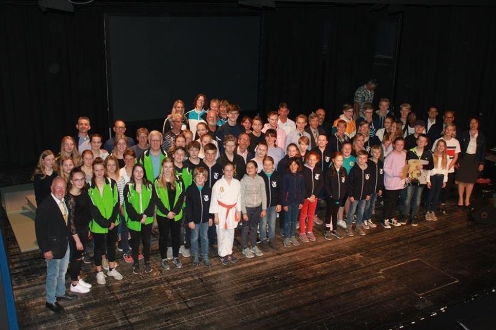 Die geehrten Sportler präsentierten sich auf der Bühne im Theatersaal.