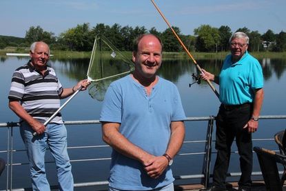 Walter Schöning, Horst Kreft und Jajo Oosting (v. lks.) an einem Vereinsgewässer in Süsel.