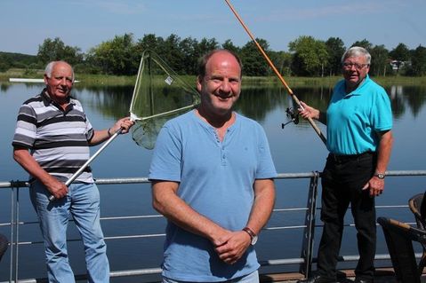 Walter Schöning, Horst Kreft und Jajo Oosting (v. lks.) an einem Vereinsgewässer in Süsel.