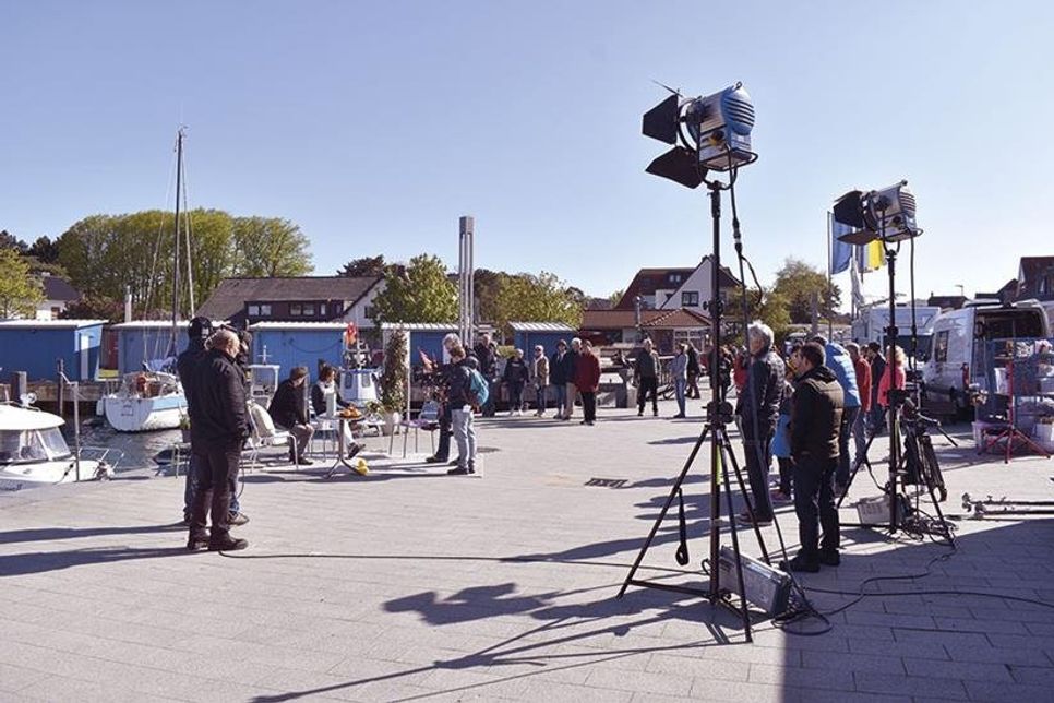 Der Westdeutsche Rundfunk sendete für die ARD am vergangenen Montagmorgen live aus dem Niendorfer Hafen. Isabel Varell und Tim Schreder interviewten dabei auch Winnie vom „Hafen-Eck“.  (Foto: René Kleinschmidt)