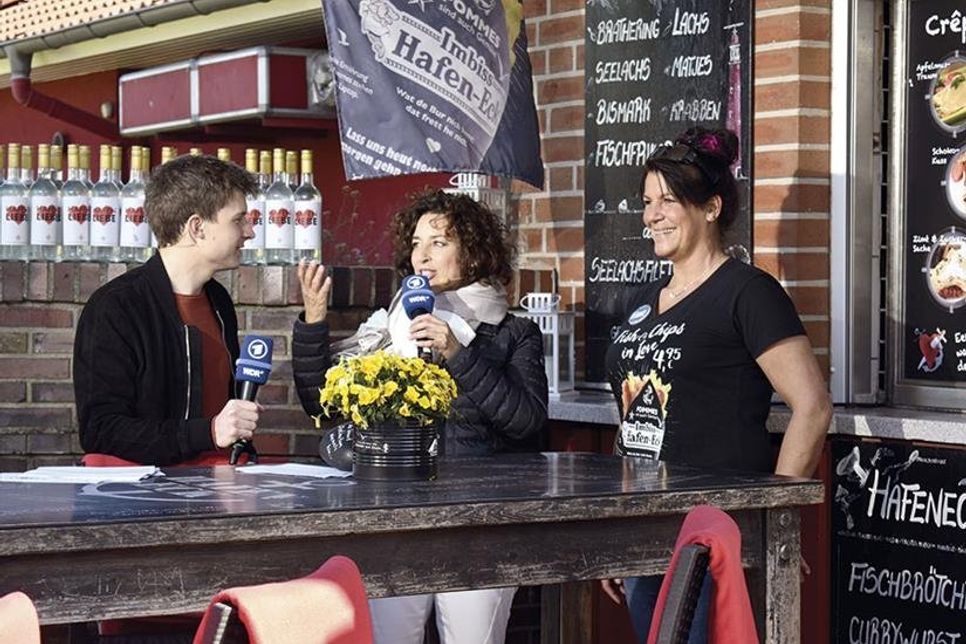 Der Westdeutsche Rundfunk sendete für die ARD am vergangenen Montagmorgen live aus dem Niendorfer Hafen. Isabel Varell und Tim Schreder interviewten dabei auch Winnie vom „Hafen-Eck“. (Foto: René Kleinschmidt)