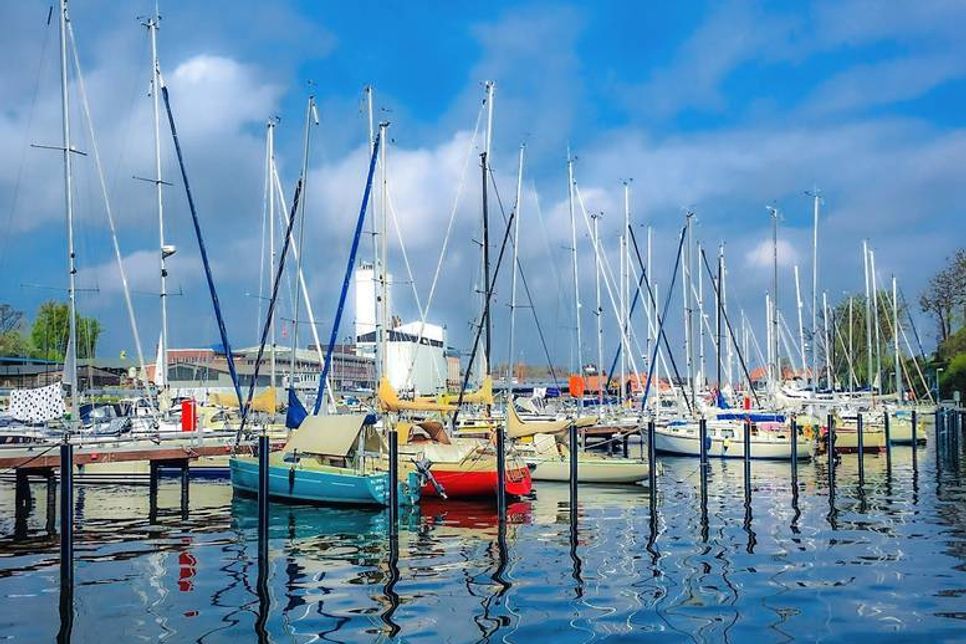 Die Schiffe im Stadthafen geben ein buntes Bild ab.