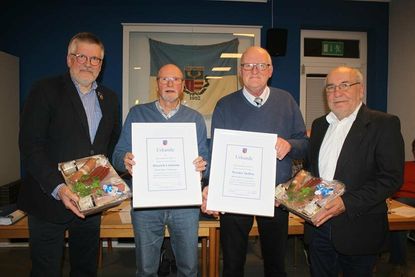 Dietrich Lehmann (2. v. lks.) und Werner Steffen (2. v. re.) wurden für 65-Jährige Mitgliedschaft geehrt. Es gratulierten 1. Vorsitzender Wolfgang Prehn (re.) und 2. Vorsitzender Henning Steffen.