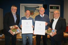 Dietrich Lehmann (2. v. lks.) und Werner Steffen (2. v. re.) wurden für 65-Jährige Mitgliedschaft geehrt. Es gratulierten 1. Vorsitzender Wolfgang Prehn (re.) und 2. Vorsitzender Henning Steffen.