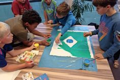 Das Team Brasilien beim Malen der Teamflagge für die Mini-WM.