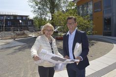 Im Herbst soll alles fertig sein: Gemeinsam mit Karin John, Leiterin des Fachdienstes Planen und Bauen, machte sich Ratekaus Bürgermeister Thomas Keller in der neuen Ortsmitte ein Bild von der Umsetzung der Baupläne. (Foto: Stefan Setje-Eilers)