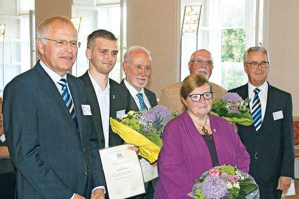 Landrat Reinhard Sager (von links) mit den Geehrten Patrick Silbermann, Dr. Rudolf Austermann, Anne-Getrud Pistol, Hans-Joachim Feist und Kreispräsident Ulrich Rüder. (Foto: Kreisverwaltung)