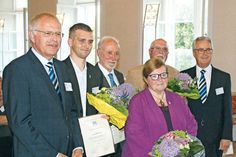 Landrat Reinhard Sager (von links) mit den Geehrten Patrick Silbermann, Dr. Rudolf Austermann, Anne-Getrud Pistol, Hans-Joachim Feist und Kreispräsident Ulrich Rüder. (Foto: Kreisverwaltung)