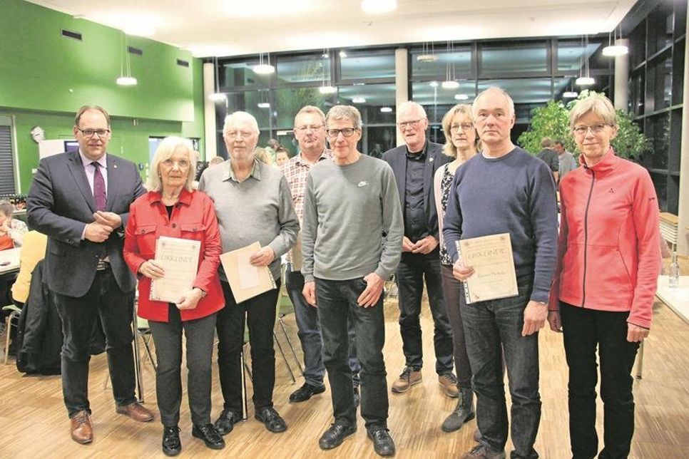 Die Geehrten mit Bürgermeister Mirko Spieckermann (lks.) und der Vorsitzenden des Kreissportverbandes Birgit Kamrath-Beyer (re.).
