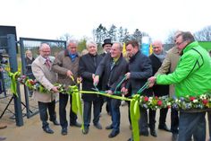Nach vier Jahren geht es endlich los: Die Geschäftsführer der LGS Bernd Rubelt und Martin Klehs zerschneiden zusammen mit ihrem grünen Berater Reimer Meier, Bürgermeister Klaus-Dieter Schulz, Bürgervorsteher Dieter Holst und den Sponsoren das von Floristmeisterin Katja Damlos gebundene grüne Band und eröffnen die Landesgartenschau 2016 in Eutin.