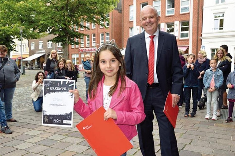 Anabel Dobberitz auf Platz 2 freute sich über einen Gutschein, den Regionaldirektor Peter Mordhorst von der Plöner Förde Sparkasse überreichte.
