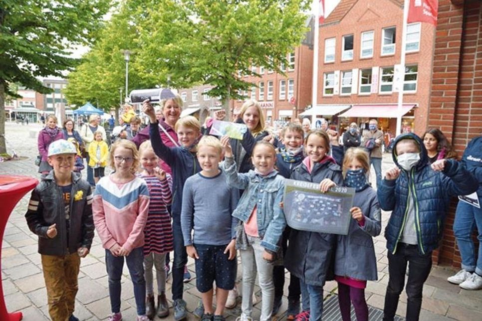 Jubel bei der OGTS Selent: Die Kinder wurden von der Jury des Kreidefestivals zum Team-Sieger gekürt.