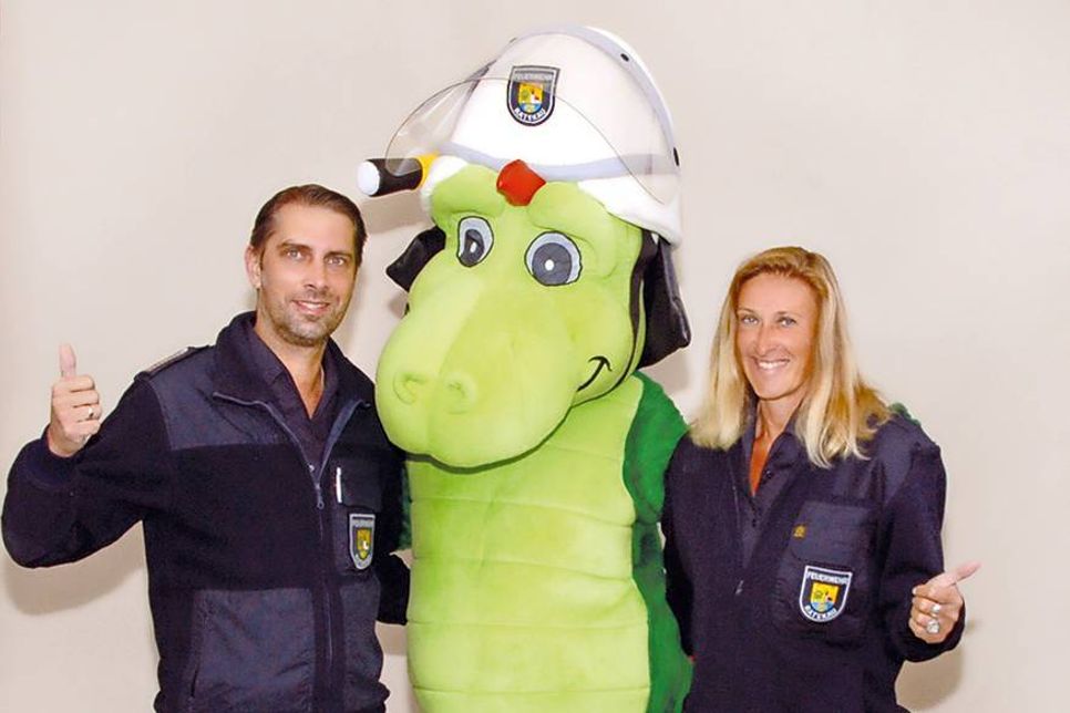 Stimmen Sie jetzt ab und machen Sie Flori Feuer und „sein Team“ zum Sieger! Am Samstag ist das Maskottchen der Feuerwehr Ratekau ab 11 Uhr vor REWE zu besuchen.