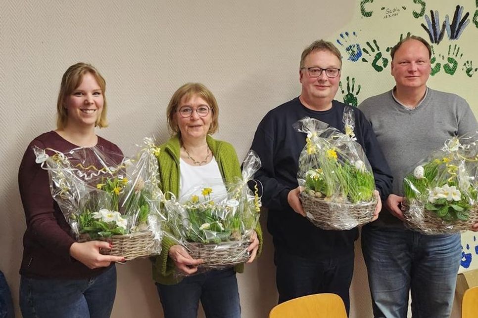 Die Mitglieder der Bigband dankten dem Vorstand für ihren tatkräftigen Einsatz und überraschten die Vorstandsmitglieder als Dankeschön und als Wertschätzung für ihre Arbeit mit wunderbaren Blumenpräsenten.