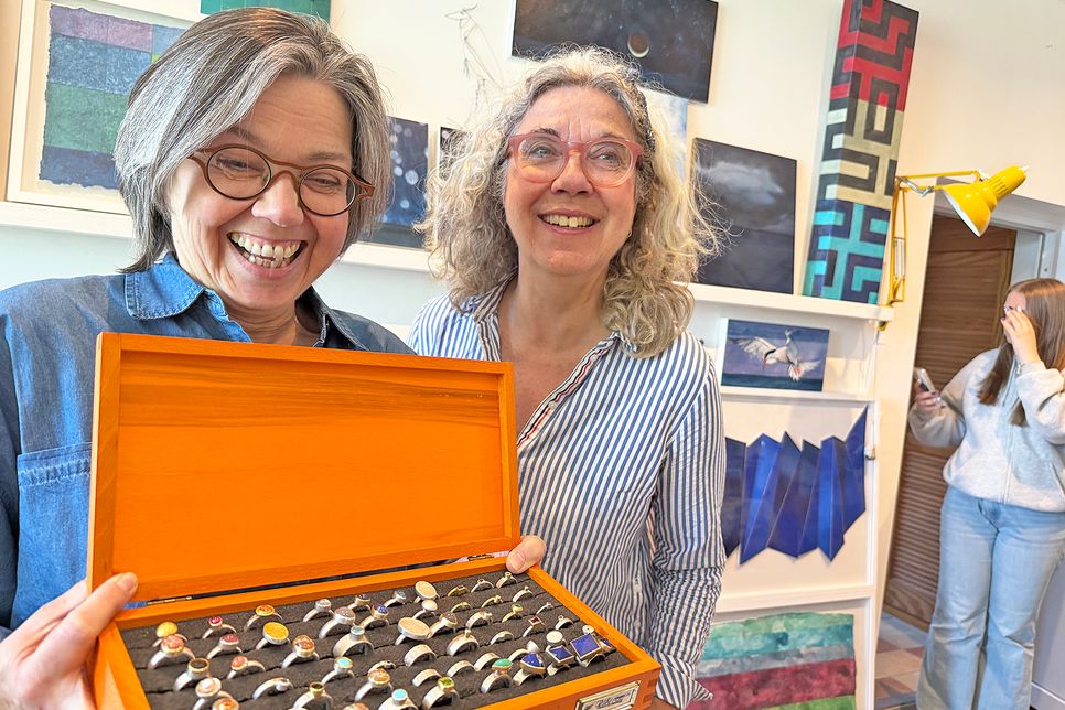 Kreative Schmiedearbeiten: Goldschmiedin Stefanie Kraemer arbeitet in der Eutiner Auestraße 3a mit edlen Metallen und Steinen.